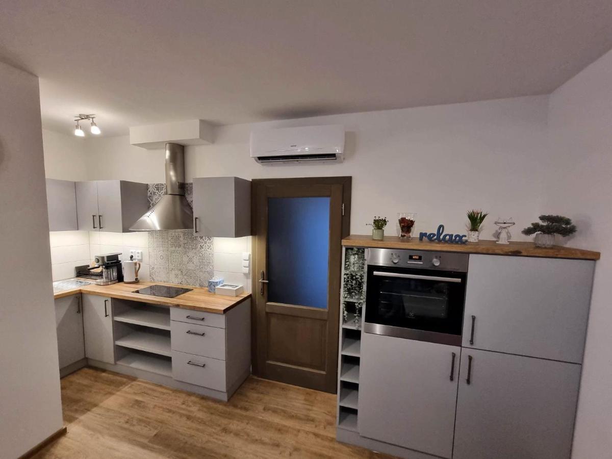 Podkrovni Studio Na Velkem Namesti S Wi-Fi Zdarma Hradec Králové Exteriör bild
